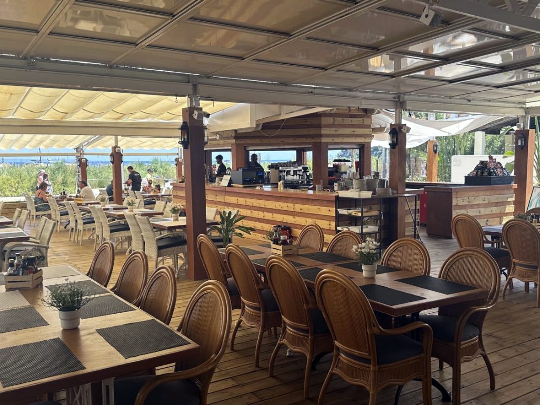Terraza cubierta y zona de mesas de Puerto Rico, frente al mar en Magaluf
