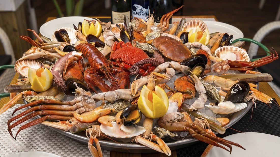Grigliata di mare di Puerto Rico con astice, scampi, cozze e capesante di fronte alla spiaggia di Magaluf